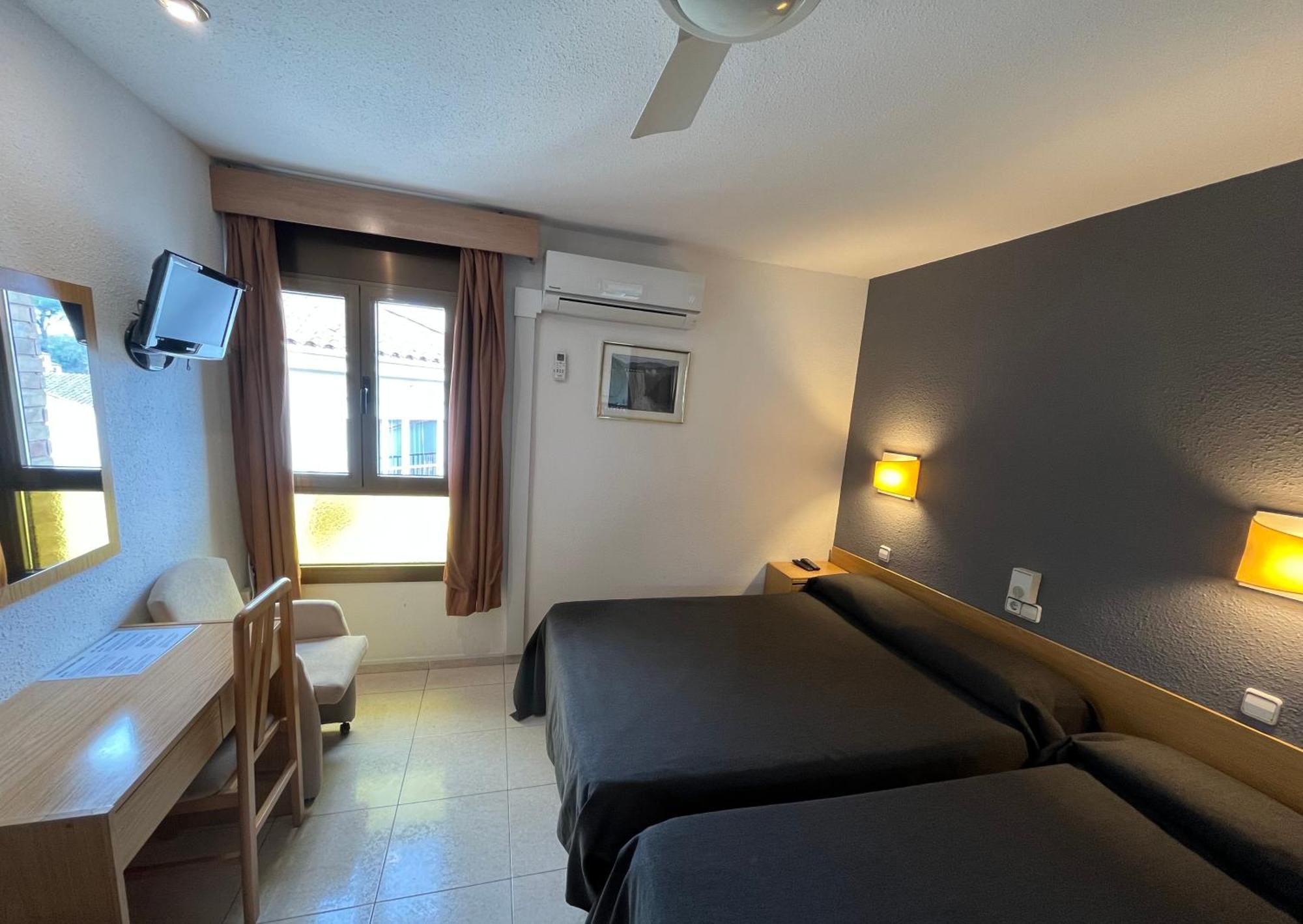 Hostal Tarres Anglés Екстериор снимка