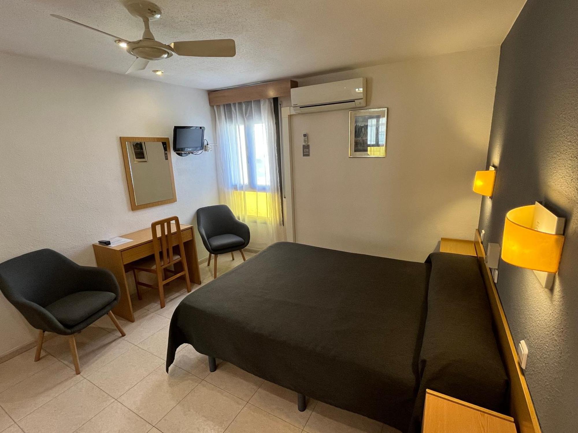 Hostal Tarres Anglés Екстериор снимка