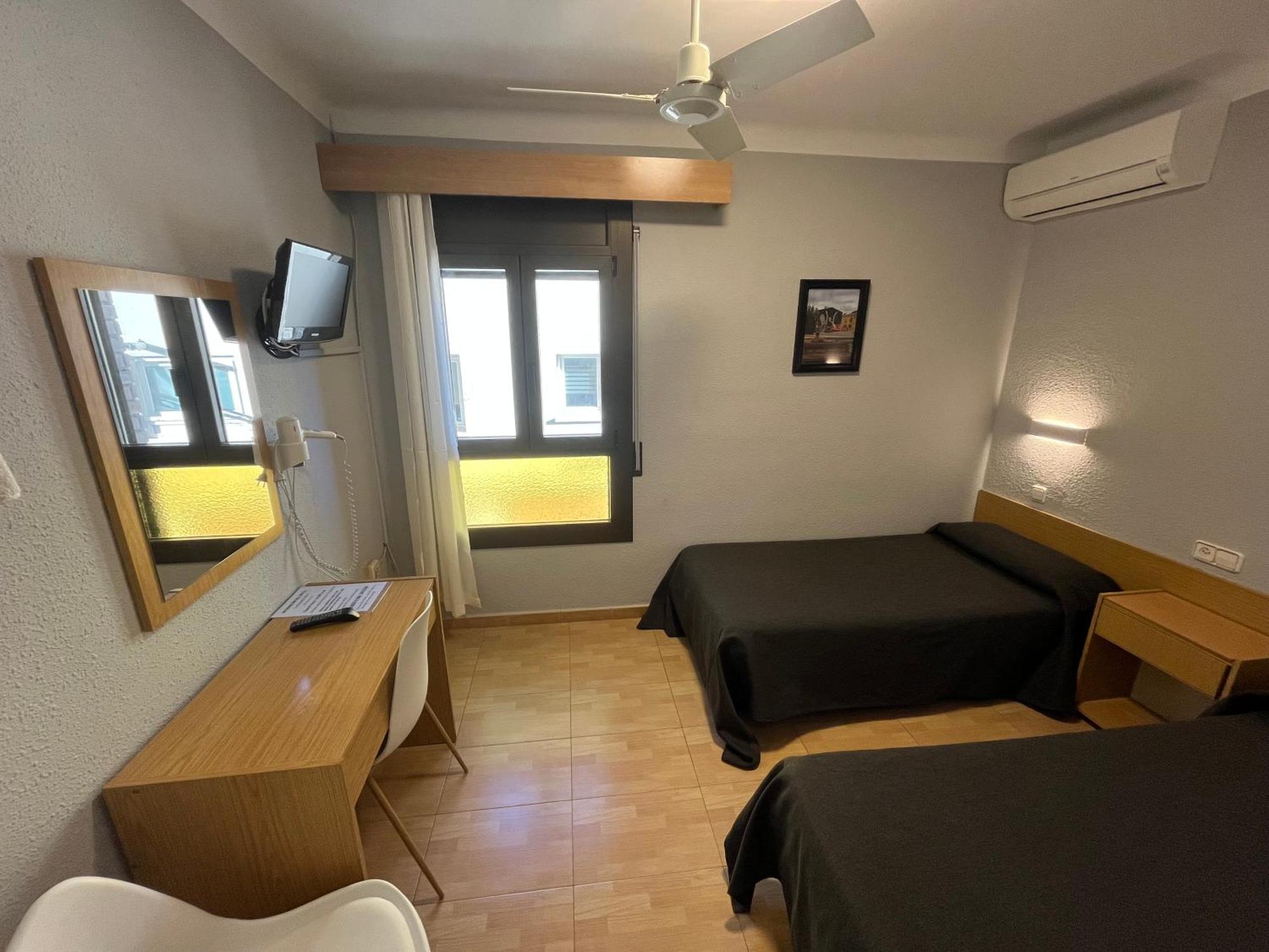 Hostal Tarres Anglés Екстериор снимка