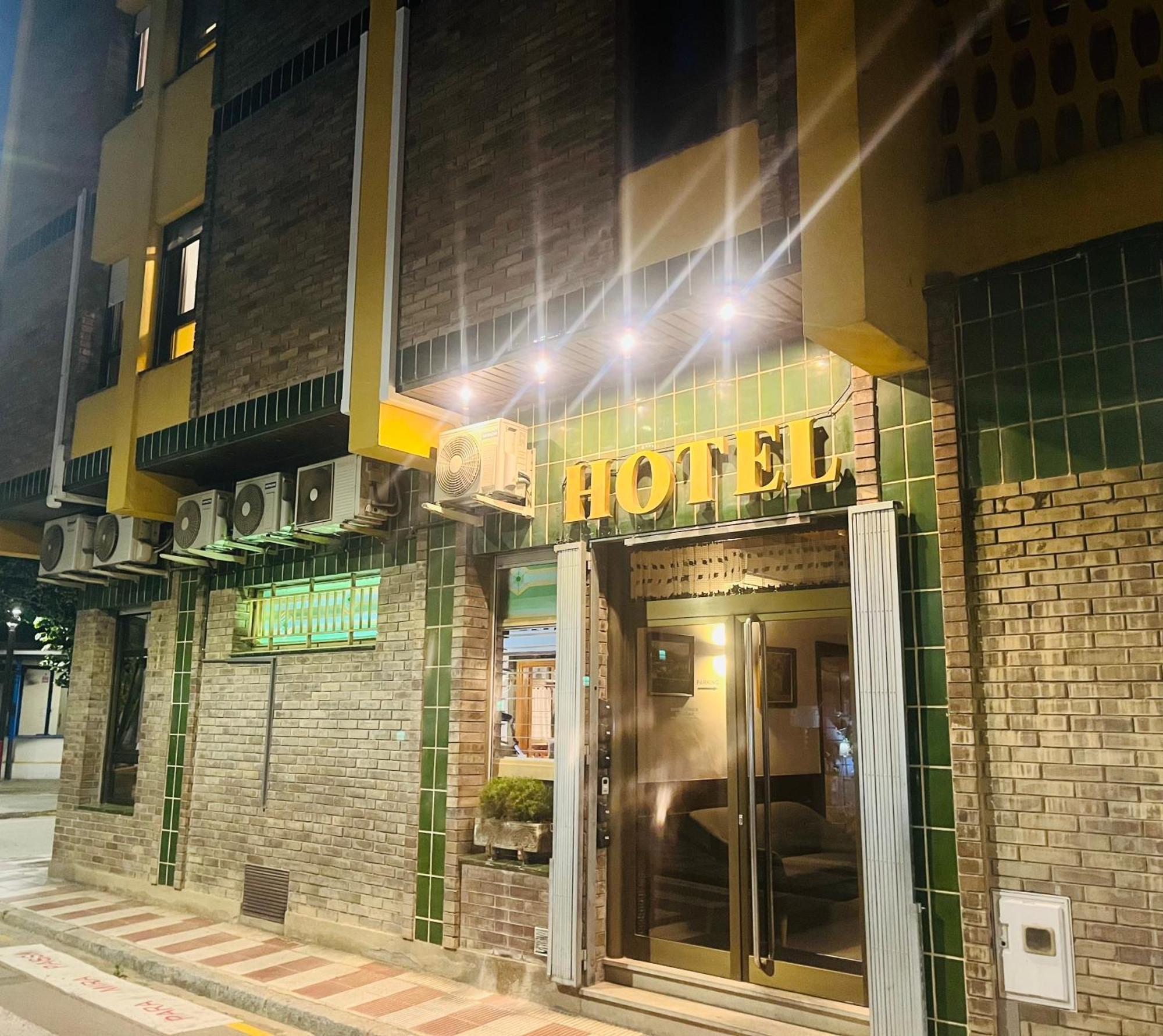 Hostal Tarres Anglés Екстериор снимка
